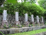 六志士（掛橋和泉・中平龍之助・前田繁馬・那須俊平・那須信吾・吉村虎太郎）の墓